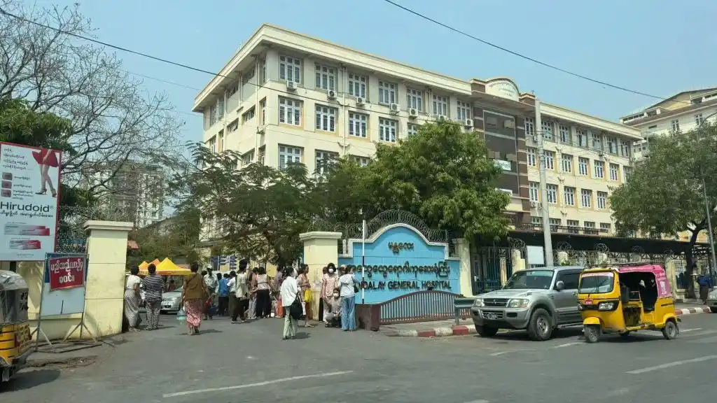 曼德勒综合医院（Mandalay General Hospital）门口