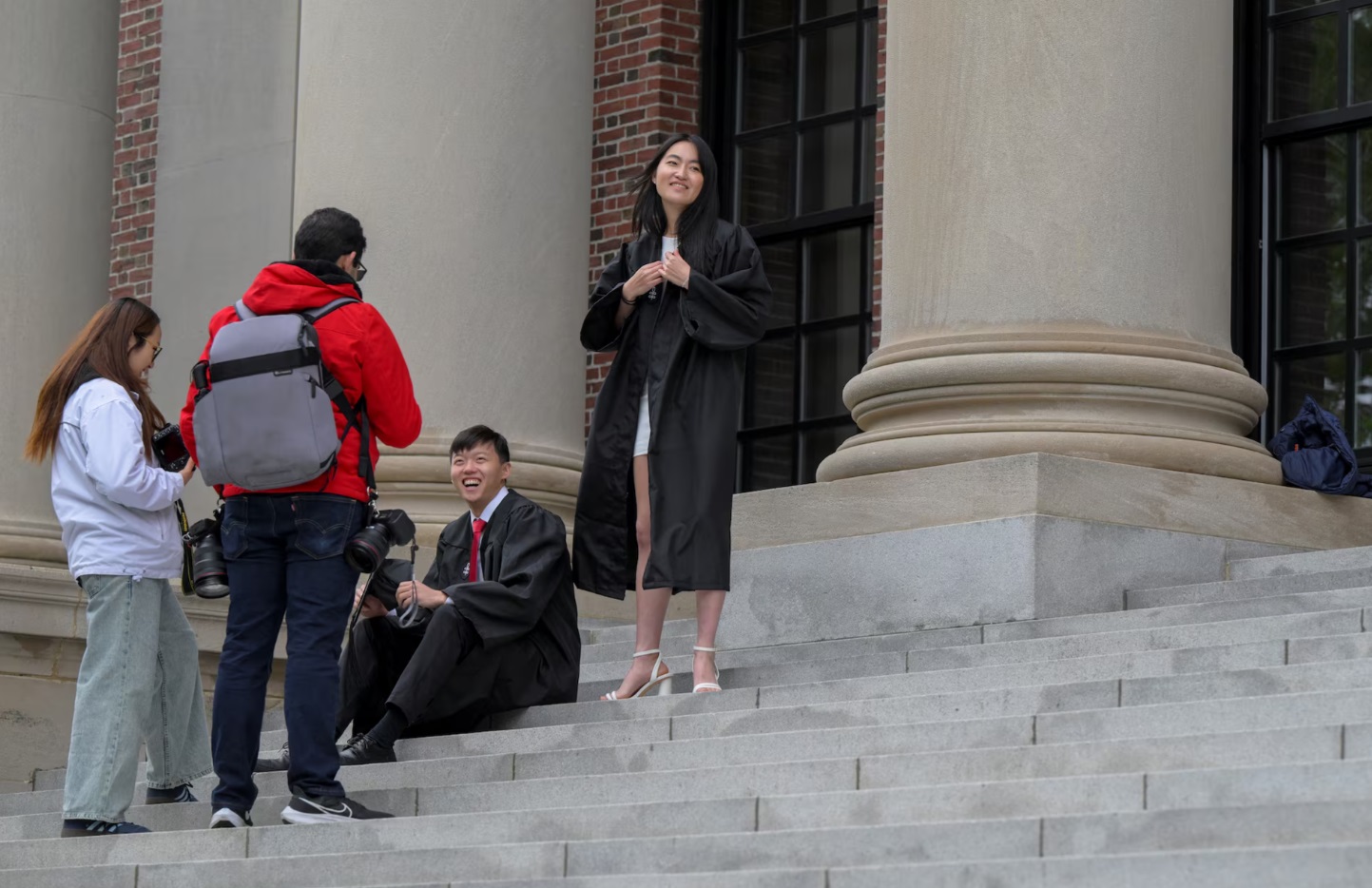 哈佛大学毕业生聚集在哈佛大学校园拍照